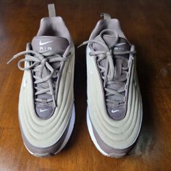 Women’s Nike Portals