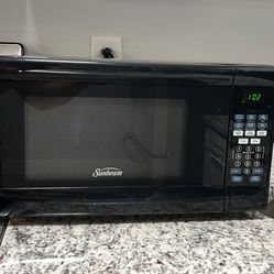 700 Watt Microwave 