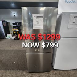 27.4 In W 15. Cu. Ft. Bottom Freezer Refrigerator W/Door Cooling 