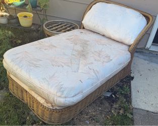 Wicker lounger
