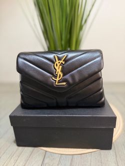 Small black bag w/adjustable strap.