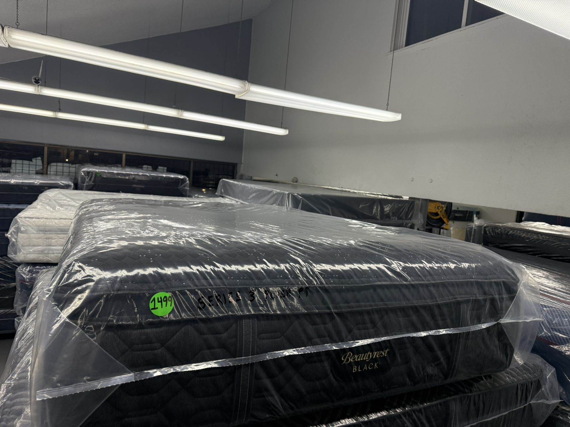 QUEEN SIZE SIMMONS BEAUTYREST BLACK SERIES 3 (PLUSH) PILLOW TOP MATTRESS & BOX SPRING BED SET