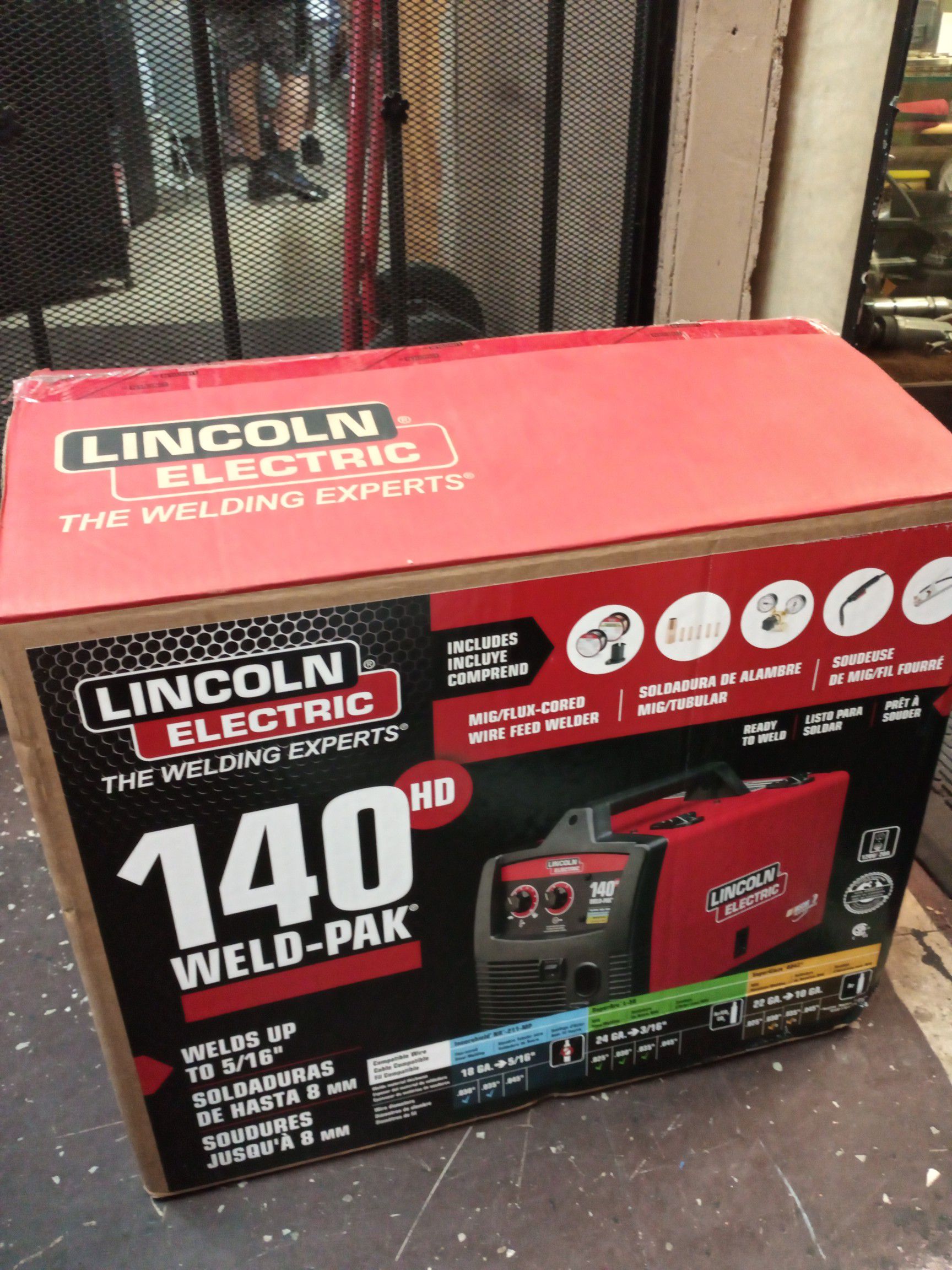 Lincoln Electric 140 Amp Weld Pak 140 HD MIG Wire Feed Welder with Magnum 100L Gun, Sample spools of MIG Wire and Flux Wire, 115V