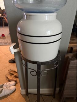 Ceramic water jug dispenser