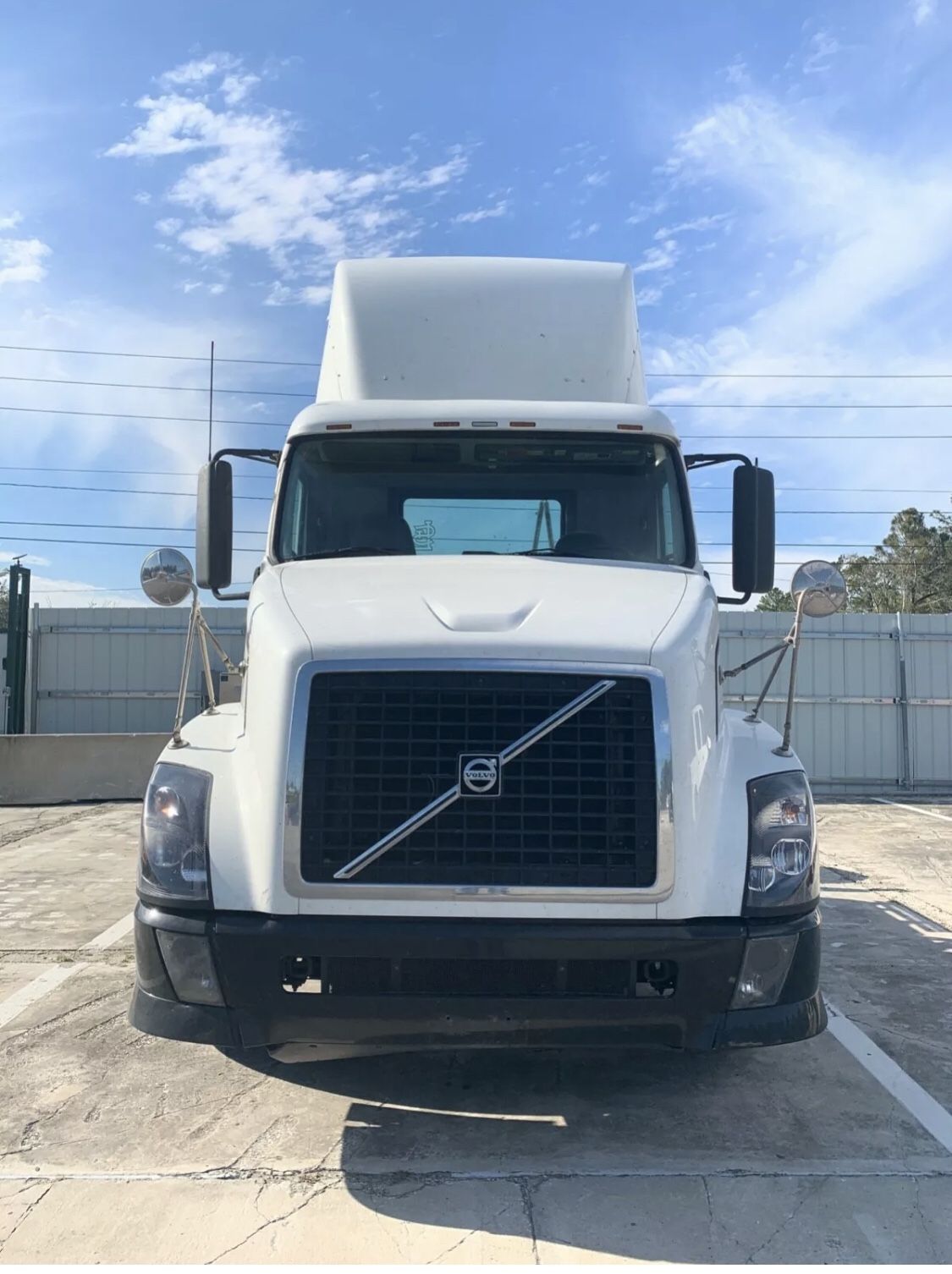 2011 Volvo VNL daycab tractor tandem axleD13, 10spd manual