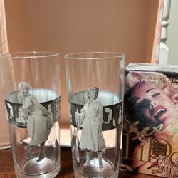Beautiful! Vintage( Set Of Two ) Marilyn Monroe  Tall Drinking Glasses 
