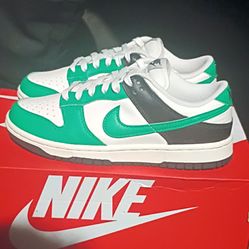 Women's size 8 LOW TOP NIKE DUNKS
