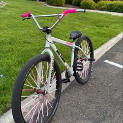 Big Flyer 29 Trick BICYCLE White/pink Spokes excellent Condition Sharp