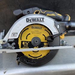 DEWALT 20V MAX Cordless Brushless 6-1/2 in. Sidewinder Style Circular Saw (Tool Only)