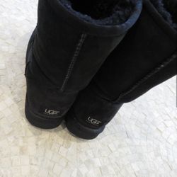 UGG Women’s Classic Short Boots