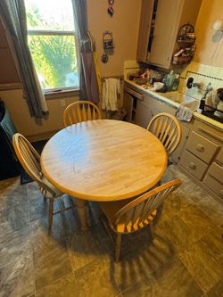 Table with 4 chairs