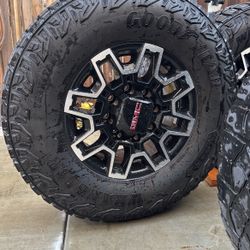 2025 GMC 2500 AT4-X Wheels/Tires - LT-305/70R18
