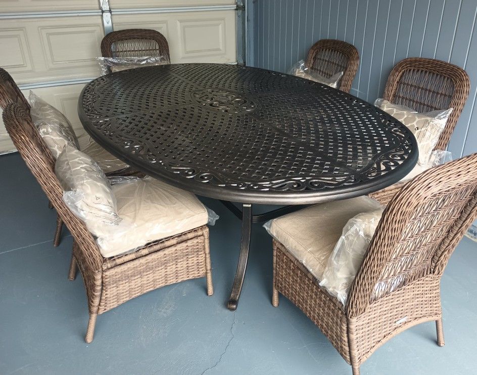 Outdoor patio table and 6 chairs 