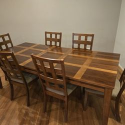 For Sale: Beautiful solid two-toned mahogany extendable dining table with 6 matching chairs