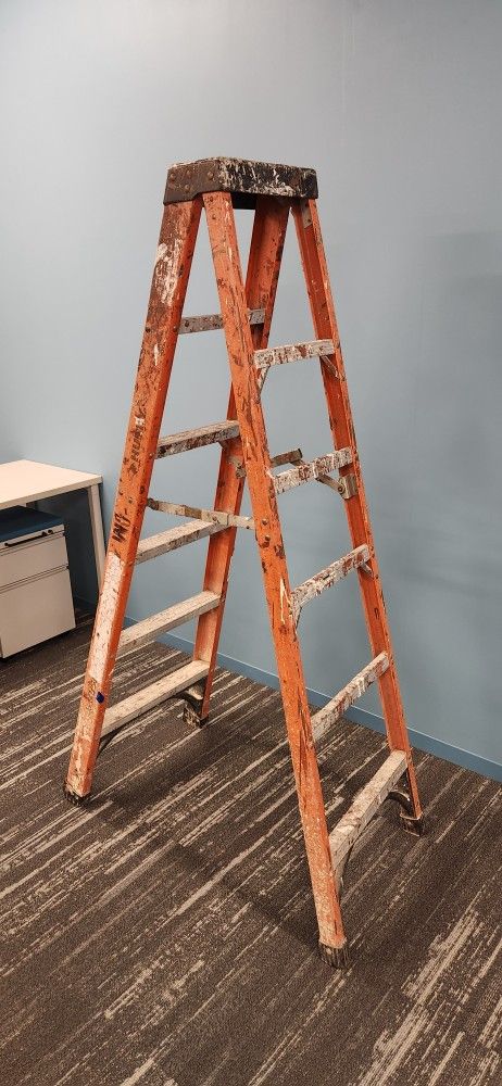 Husky 6' Fiberglass Ladder