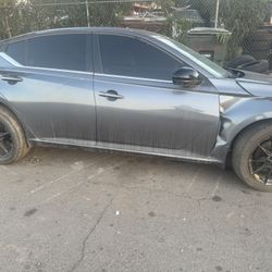 Nisan Altima SR 2.5 motor automatic with 19k miles selling as parts car motor and transmission good 