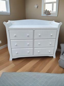NICE WHITE DRESSER
