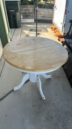 Round Pedestal Dining Table