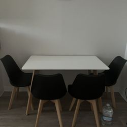 Beautiful dining table with 4 chairs
