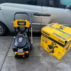 Dewalt 3100 PSI 2.3 GPM Cold Water Gas Pressure Washer with HONDA GCV170 Engine