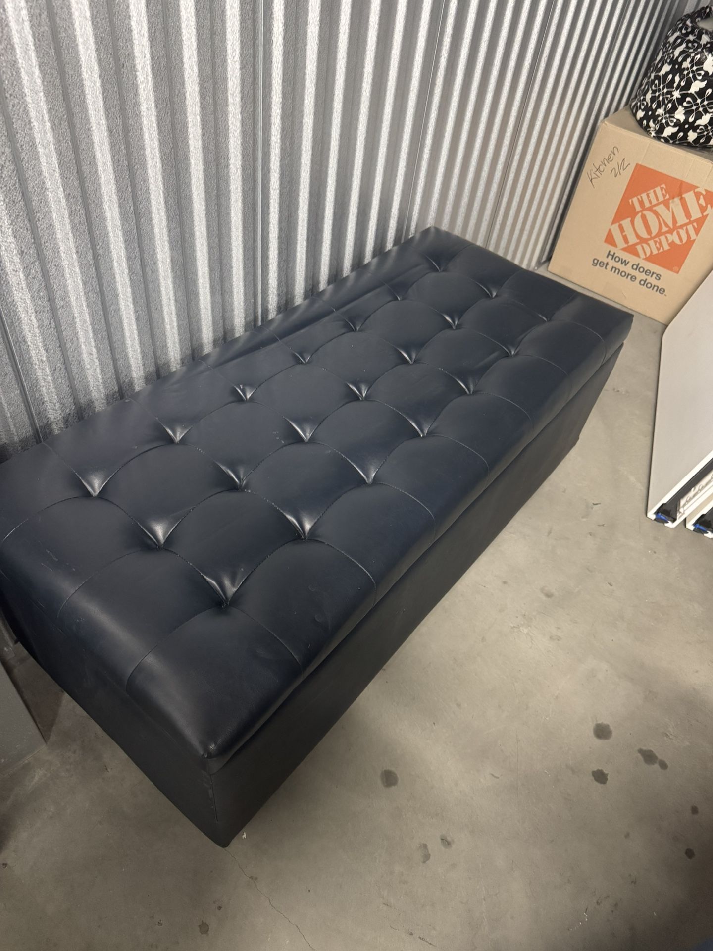 Storage / Ottoman