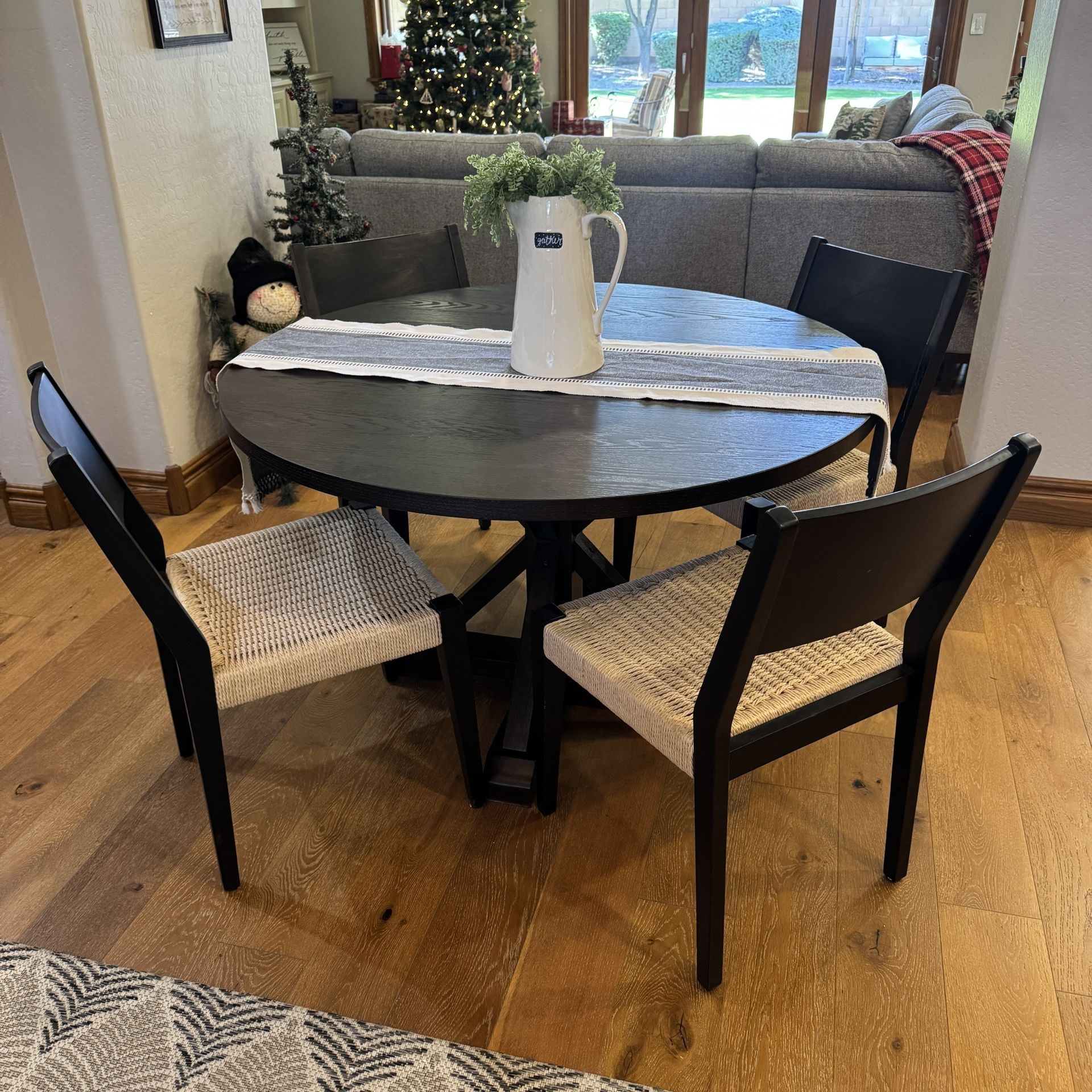 Modern Farmhouse NEW 48" Wooden Dining Table with (4) Rope Dining Chairs