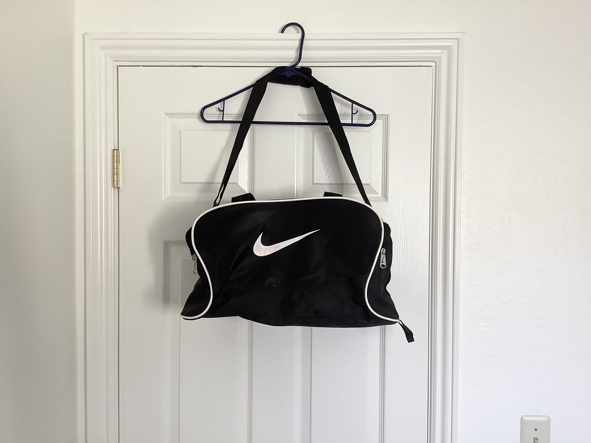 Used NIKE UNISEX GYM TRAVEL BUFFLE SHOULDER TOTE BLACK BAG polyester nylon flaw LOCATED IN *AGOURA HILLS*