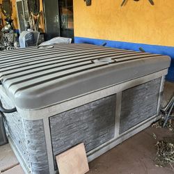 Spa Like NEW (4 People)