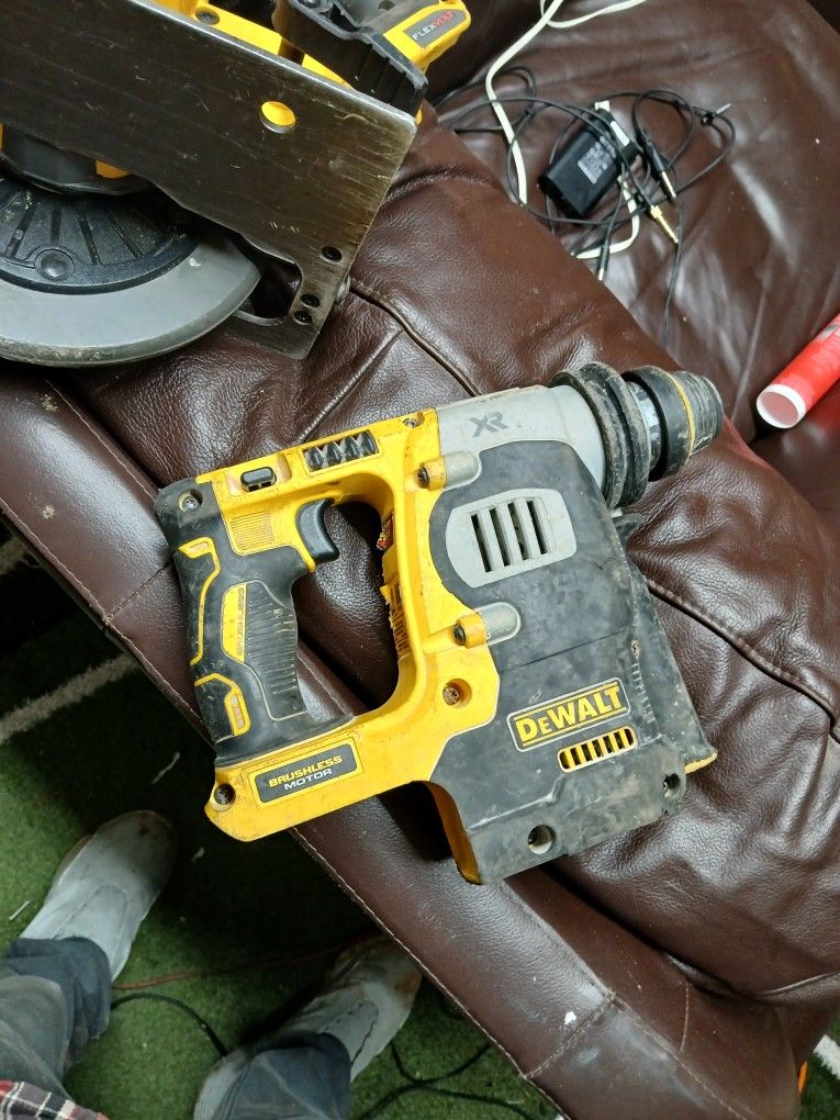 Kansas City
DEWALT Sds-plus XR 20-volt Max 1-in Variable Speed Cordless Rotary Hammer Drill (Bare Tool) in Yellow