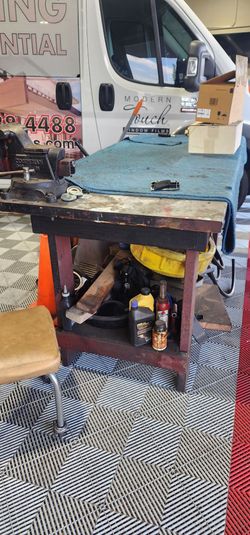 Heavy Duty Wooden Work Bench with Vise