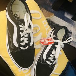  Brand New Black And White Youth Vans Size 6 (men) 7.5 (woman)