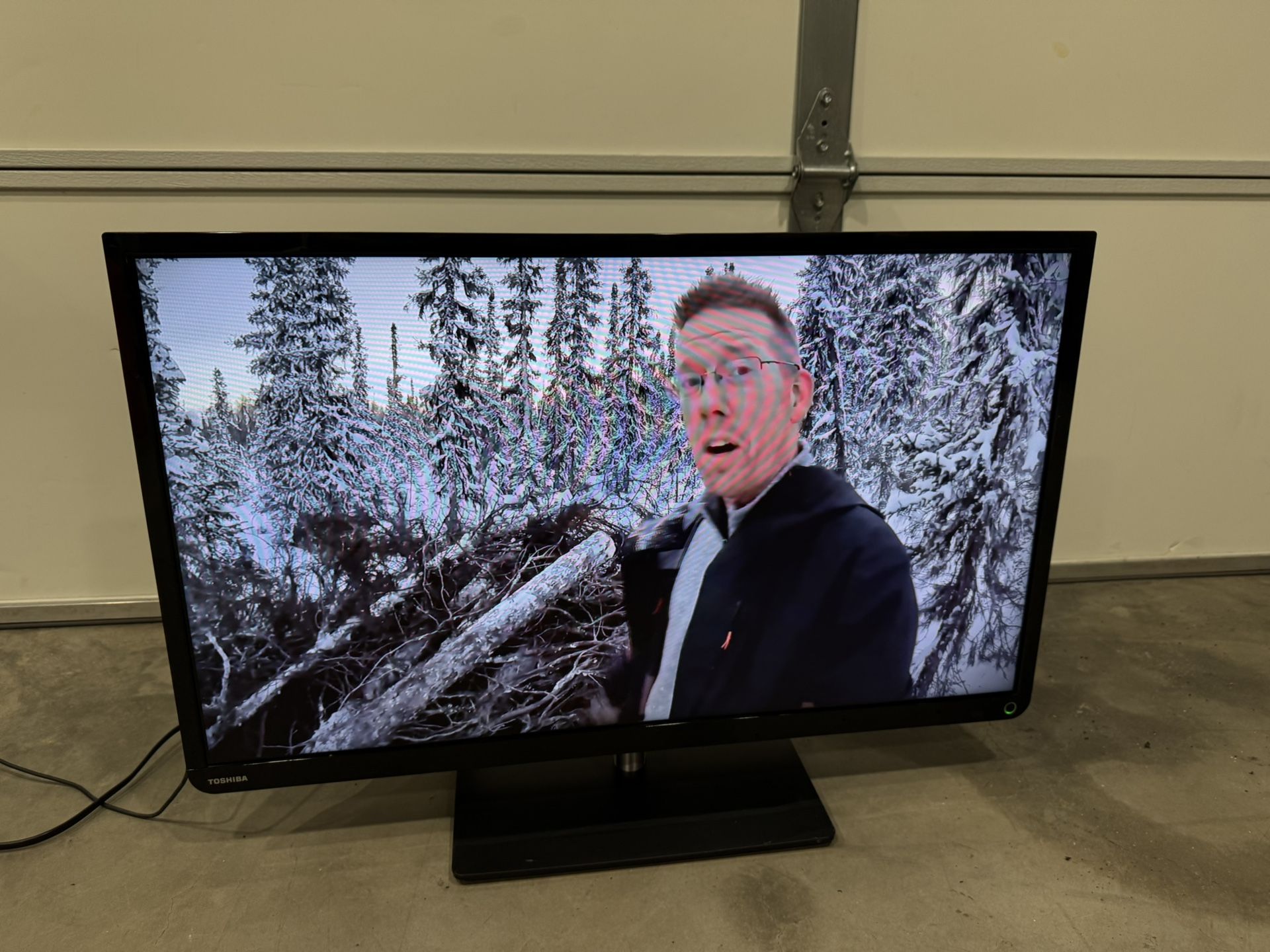 Toshiba 32”inch. NOT SMART TV, NO REMOTE !! -35ave & Glendale