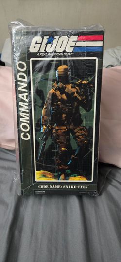 G.i.joe Sideshow collectibles snake eyes commando and includes 1 assault rifle, 1 RPG, 1 submarine gun with two ammo clips, and 1 shotgun.