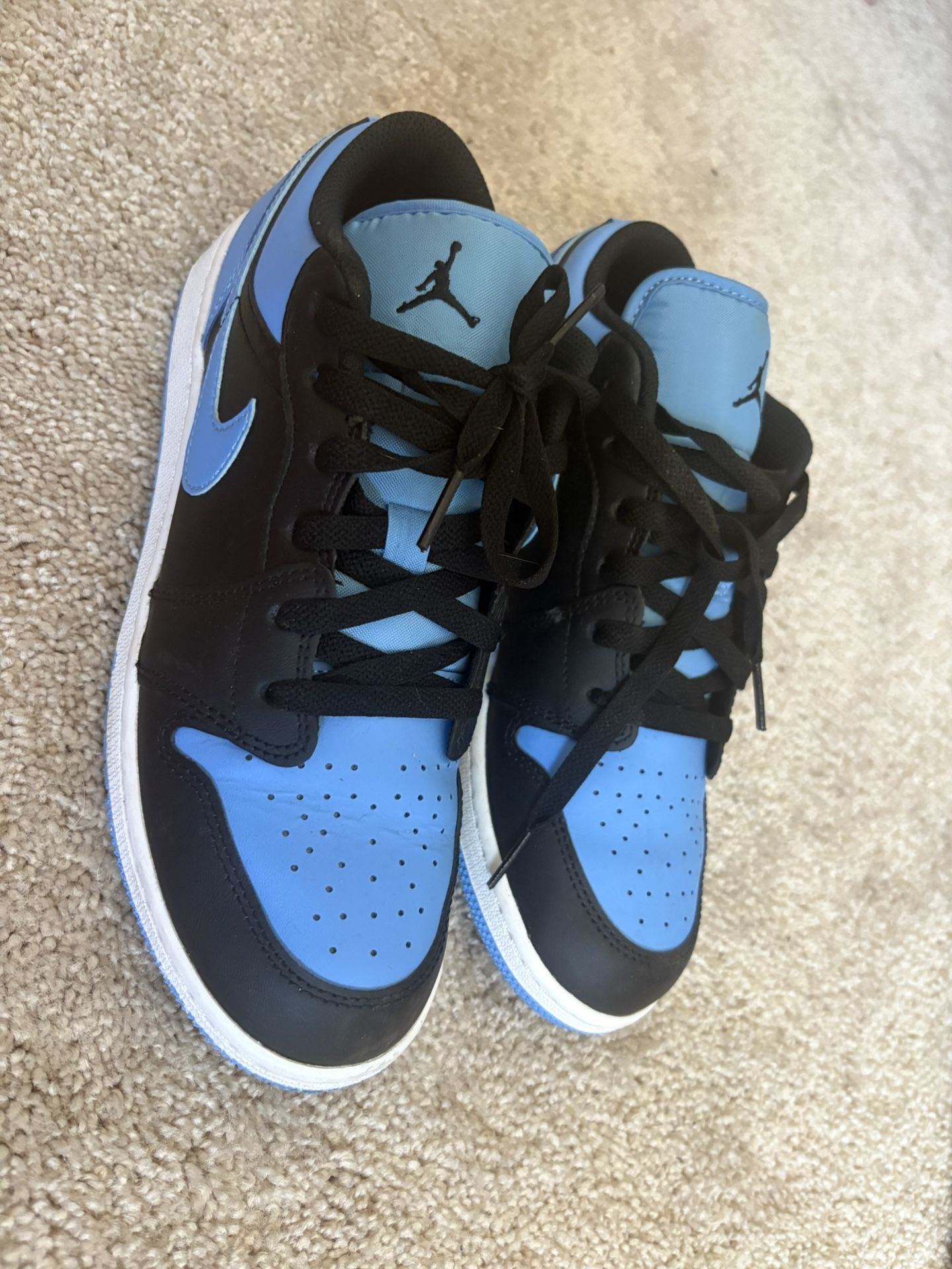 Jordan 1’s Low University Blue Black
