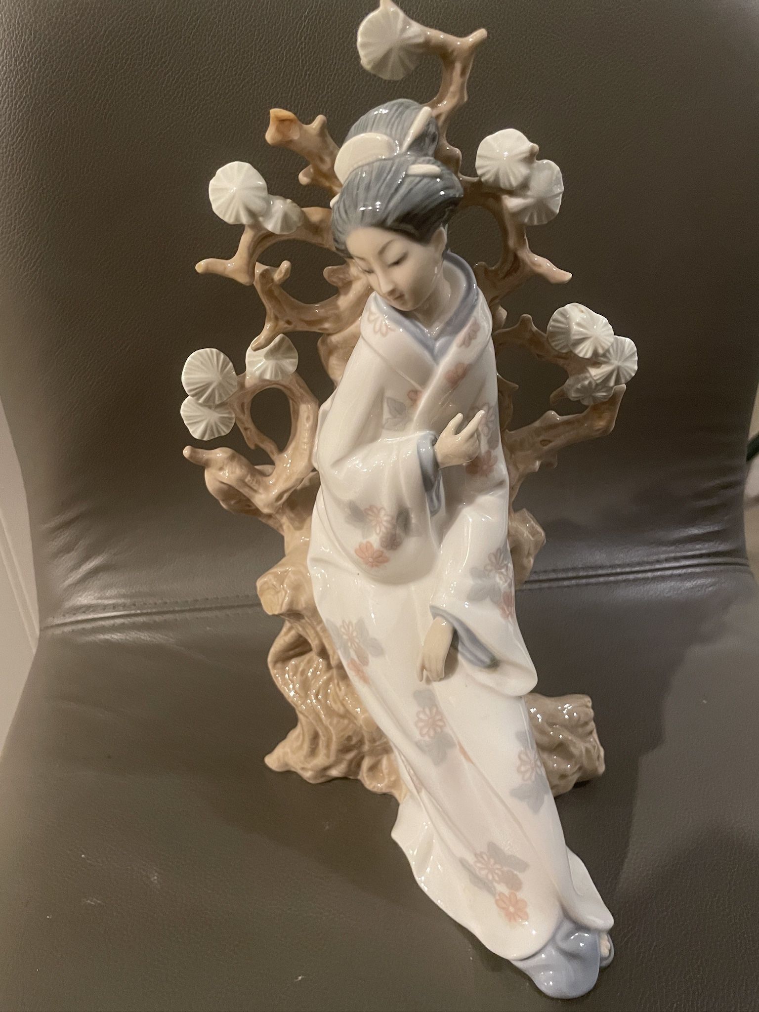 12” Lladro Geisha With Tree  #4807 Missing Fan