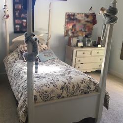 Twin Four Poster Bed (Bassett Furniture)