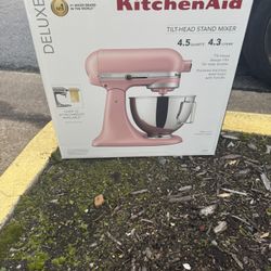 BRAND NEW IN THE BOX NEVER BEEN OPENED DELUXE KITCHEN AID MIXER 