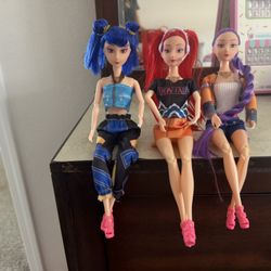 K-POP  WALL POSTER & 3 SINGING DOLLS  
