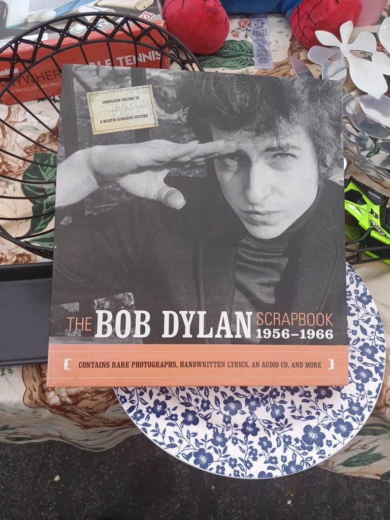 THE BOB DYLAN SCRAPBOOK 1(contact info removed) CONTAINS RAREPHOTOGRAPHS HANDWRITTENLY LYRIS ANAUDIO CD AND MORE