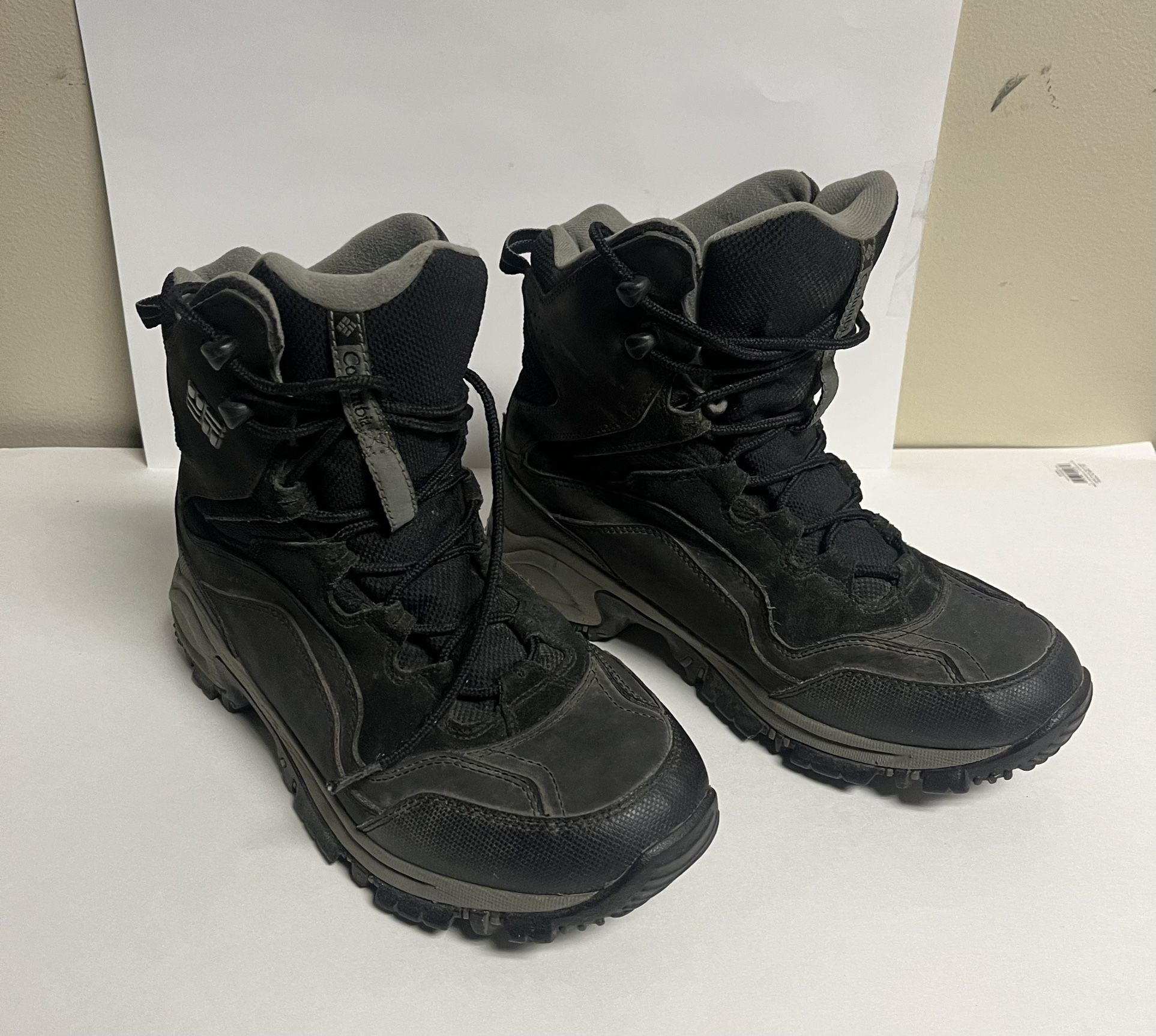 Mens Shoes Size 8.5 - Lightweight Columbia Hiking Boots In Very Good Condition. Model: YM5298-010.