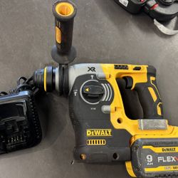 DeWalt FLEXVOLT 1” SDS-plus rotary hammer w 9AH batt and charg no trades pick up in Tacoma FIRM PRIC