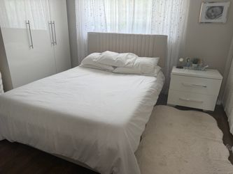 Queen size trundle bad with 2 drawers and Terpur-Pedic mattress