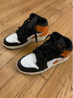 🔥 Jordan 1 Mid Black/Orange Size 4Y – $25, Need Gone Today!