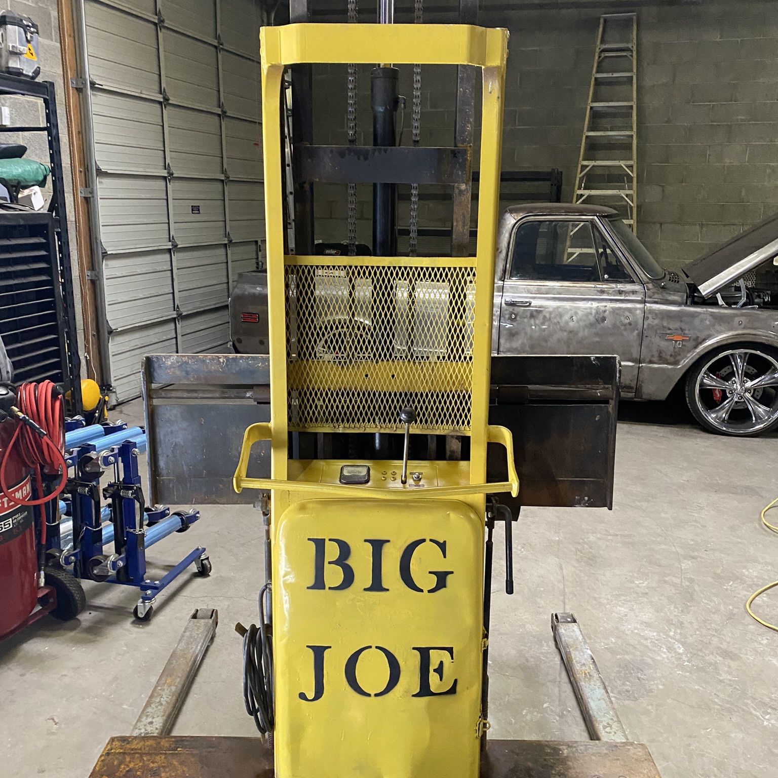 Big Joe Pallet Forklift . 1000 Lbs  Capacity.  New Battery $700  No Delivery Available Sorry 