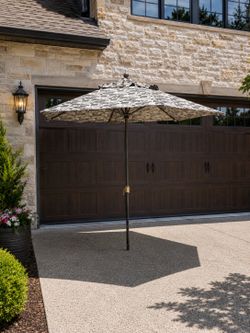 Outdoor Hand Crank Patio Garden Umbrella Made by Basta Sole Market Umbrella! Good condition!  116in diameter 100in tall