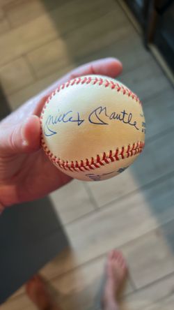 Amazing signed baseball Mickey mantle , Ted Williams , Frank Robinson , Carl Yastrzemski.. GFA certified with 40 page report . See pics