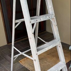 Aluminum  4ft   Step  Ladder In Good Condition 