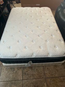 Full size mattress pillow top and box spring $195 Dlls