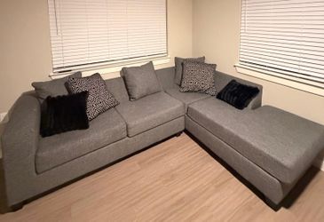 Modern Gray Sectional Sofa with Chaise + Pillows Included – Excellent Condition