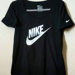 The Nike Tee Black/White Athletic Cut Short Sleeve Activewear Shirt 